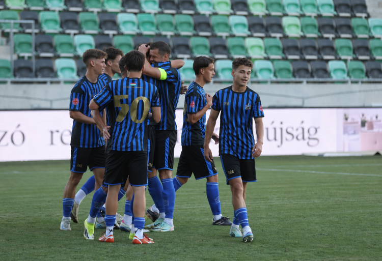fiatalok-futballcsapata-a-stadionban.png